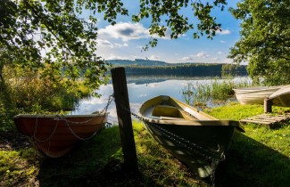 Järven rannassa soutuveneitä