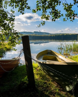 Järven rannassa soutuveneitä